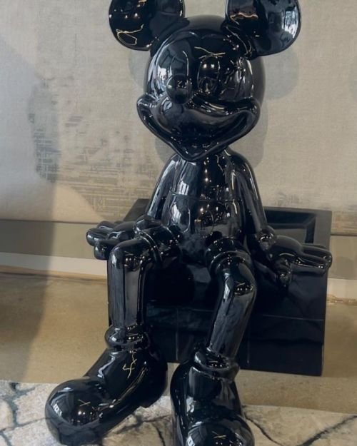 Mickey Seated – Gloss Black