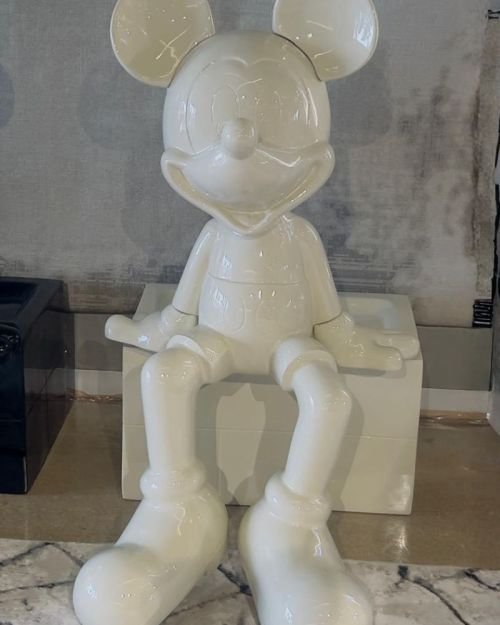 Mickey Seated – Gloss White